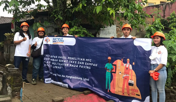 Hasil Inovasi Paving Block oleh Teknik Kimia Institut Teknologi Indonesia (ITI) Di Kabupaten Lebak